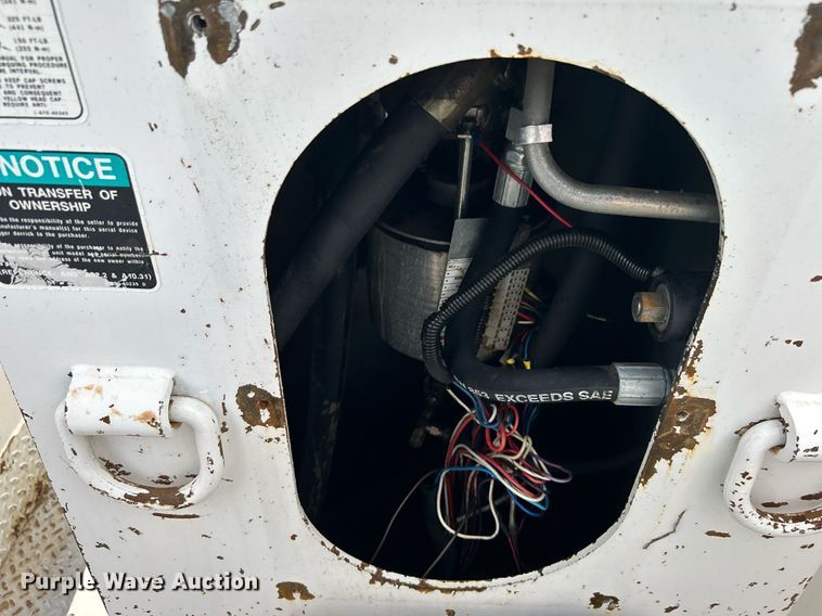 image for item LV9046 1998 International 4900  digger derrick truck