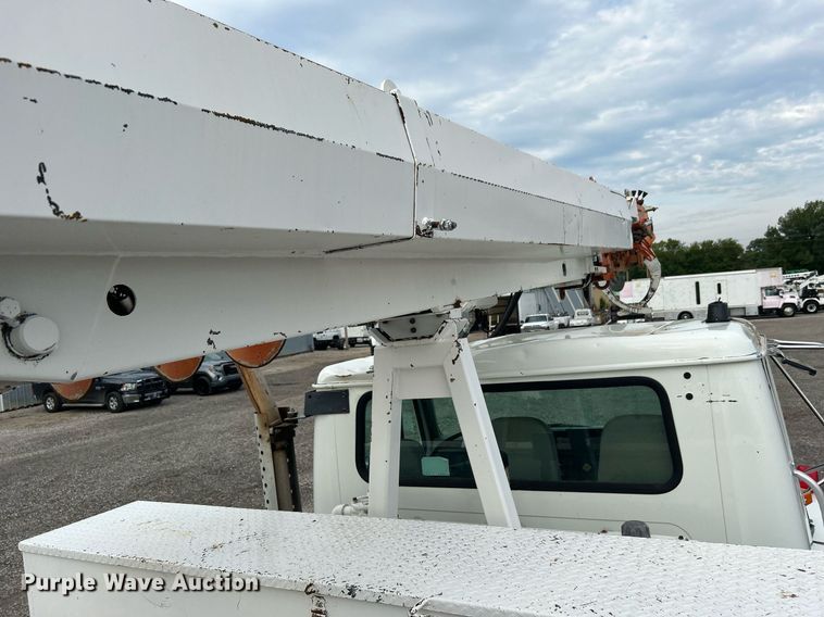 image for item LV9046 1998 International 4900  digger derrick truck