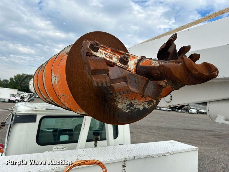 image for item LV9046 1998 International 4900  digger derrick truck