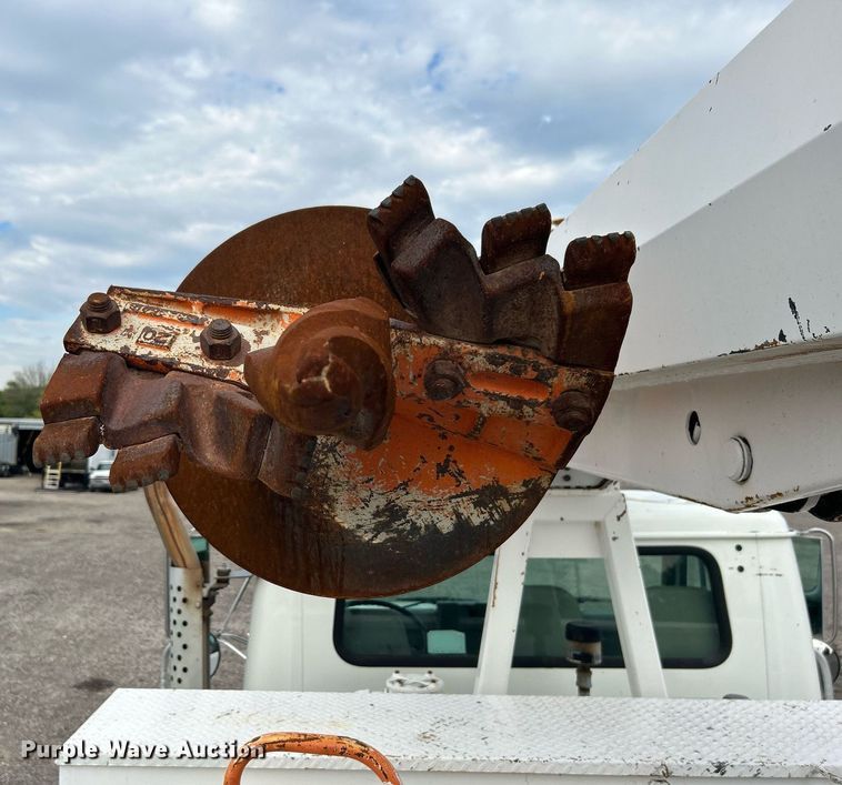 image for item LV9046 1998 International 4900  digger derrick truck