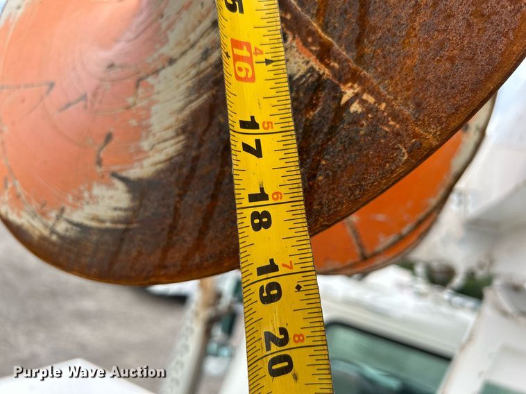 image for item LV9046 1998 International 4900  digger derrick truck