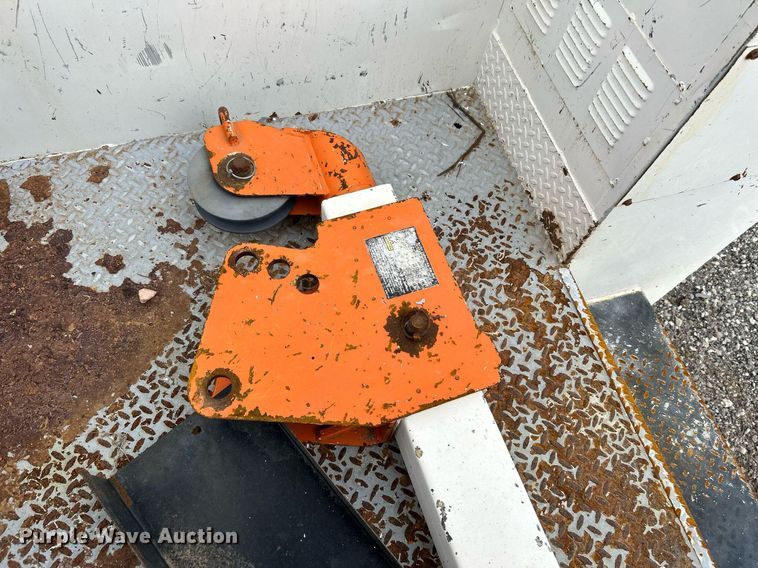 image for item LV9046 1998 International 4900  digger derrick truck