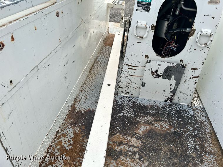 image for item LV9046 1998 International 4900  digger derrick truck