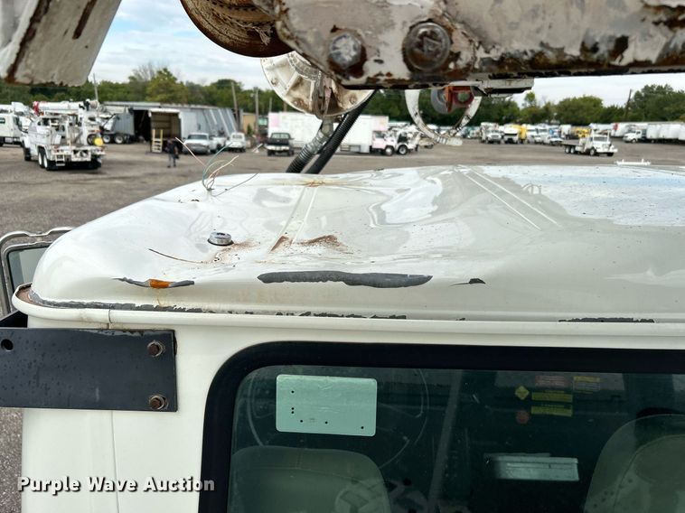 image for item LV9046 1998 International 4900  digger derrick truck