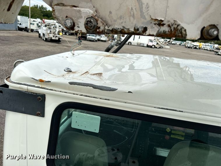 image for item LV9046 1998 International 4900  digger derrick truck