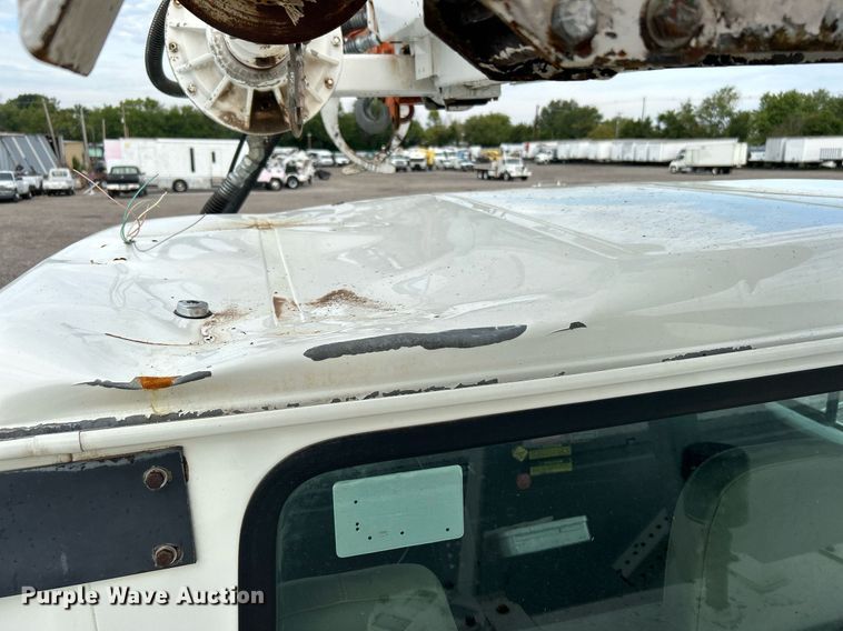 image for item LV9046 1998 International 4900  digger derrick truck