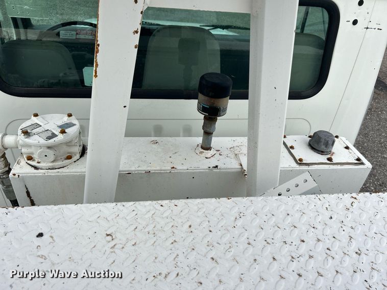 image for item LV9046 1998 International 4900  digger derrick truck