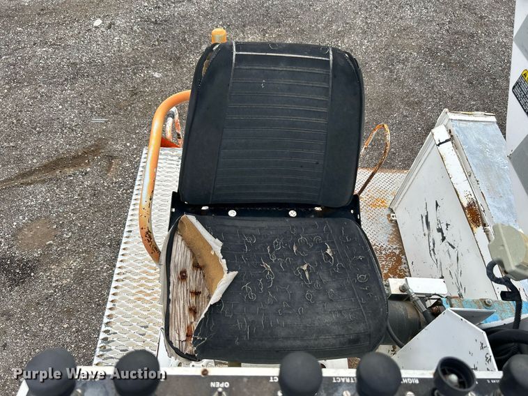 image for item LV9046 1998 International 4900  digger derrick truck