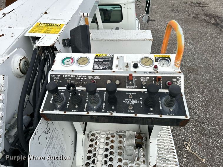 image for item LV9046 1998 International 4900  digger derrick truck