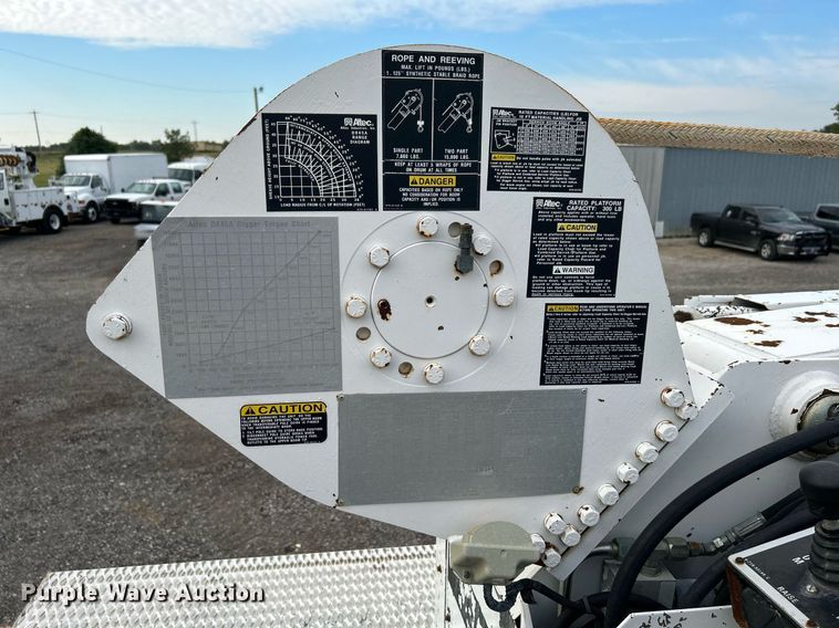 image for item LV9046 1998 International 4900  digger derrick truck