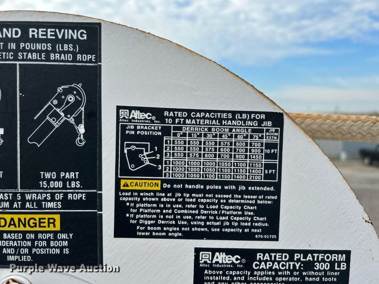 image for item LV9046 1998 International 4900  digger derrick truck