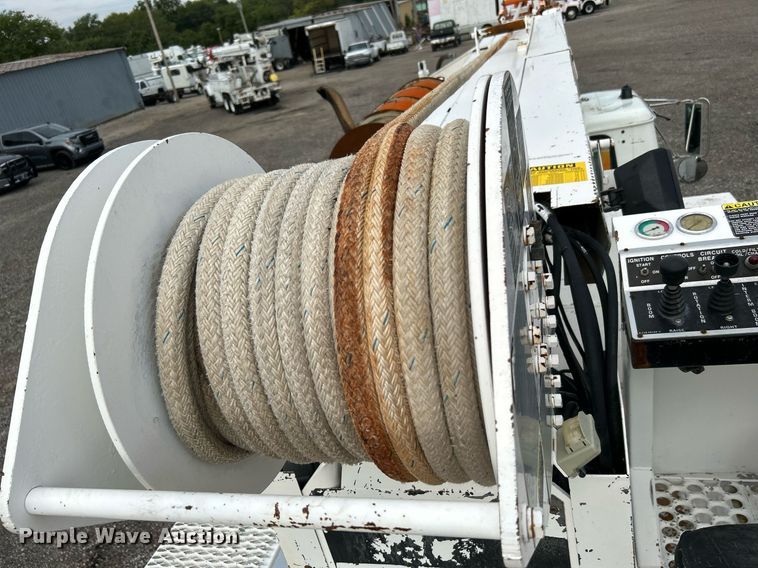 image for item LV9046 1998 International 4900  digger derrick truck