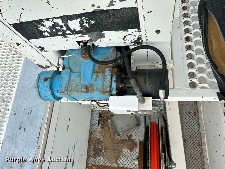 image for item LV9046 1998 International 4900  digger derrick truck