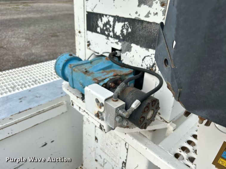 image for item LV9046 1998 International 4900  digger derrick truck