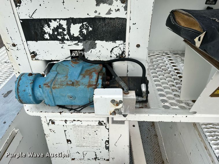 image for item LV9046 1998 International 4900  digger derrick truck