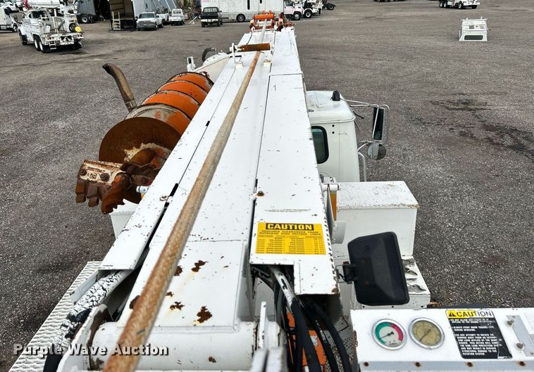 image for item LV9046 1998 International 4900  digger derrick truck