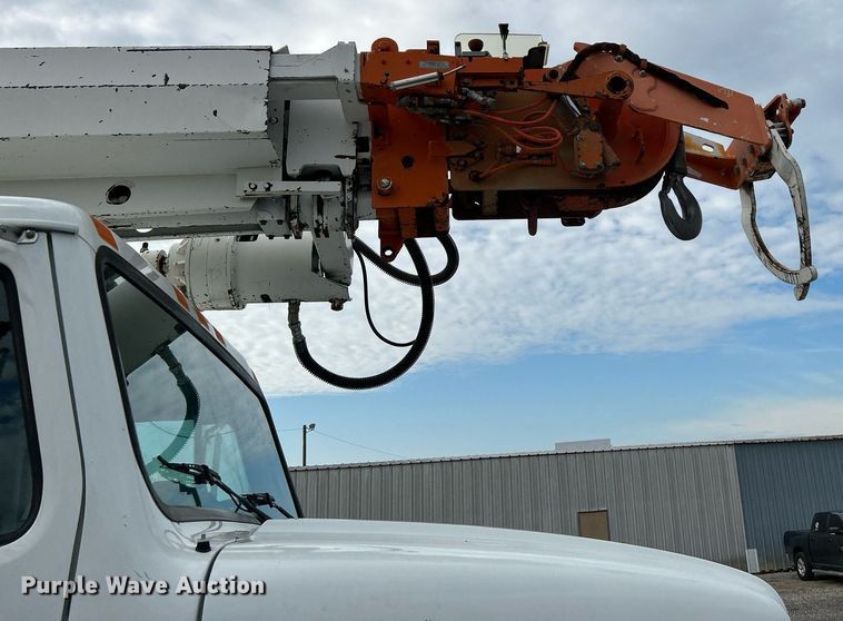 image for item LV9046 1998 International 4900  digger derrick truck