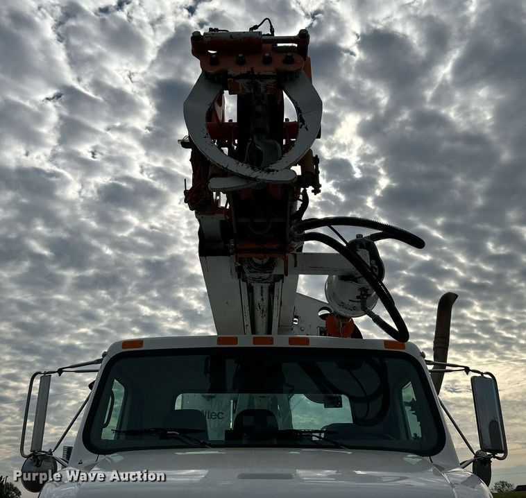 image for item LV9046 1998 International 4900  digger derrick truck