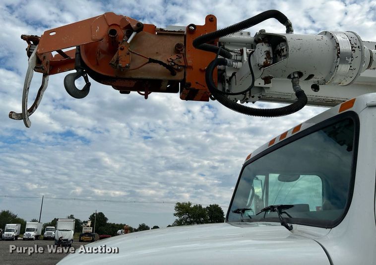 image for item LV9046 1998 International 4900  digger derrick truck