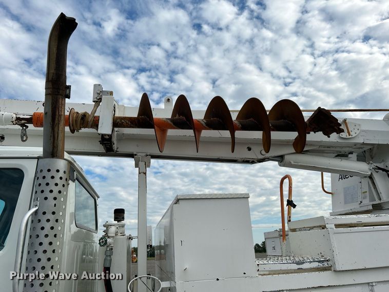 image for item LV9046 1998 International 4900  digger derrick truck