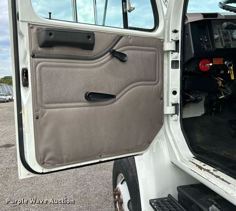 image for item LV9046 1998 International 4900  digger derrick truck