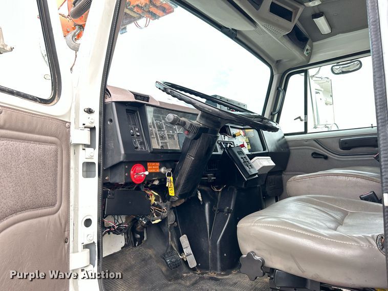 image for item LV9046 1998 International 4900  digger derrick truck