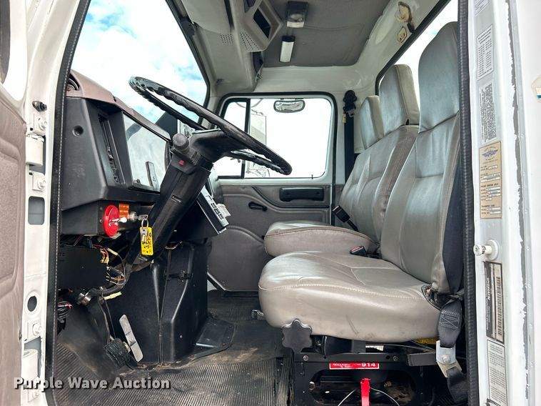 image for item LV9046 1998 International 4900  digger derrick truck