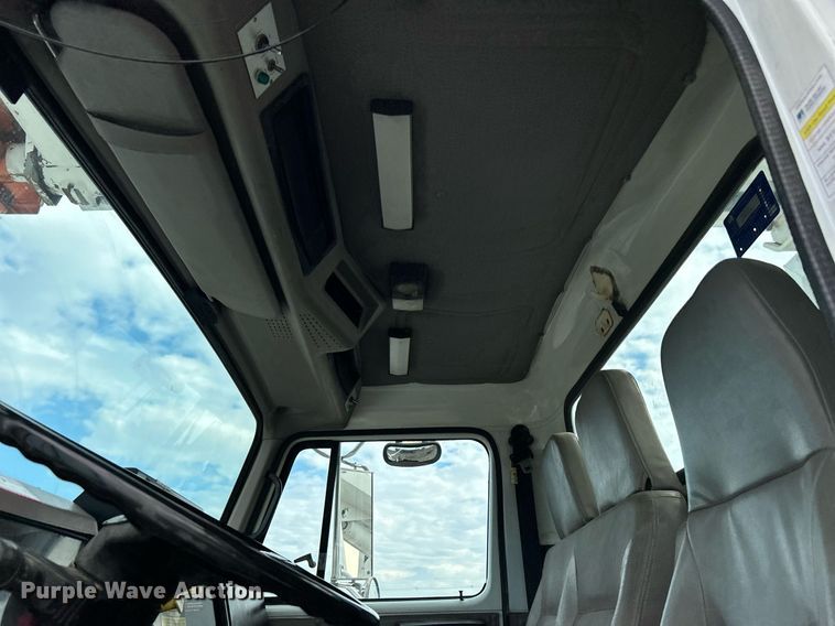 image for item LV9046 1998 International 4900  digger derrick truck