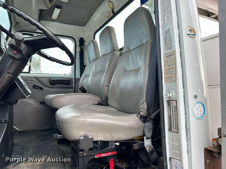 image for item LV9046 1998 International 4900  digger derrick truck