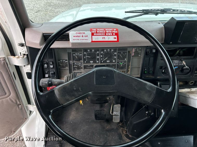 image for item LV9046 1998 International 4900  digger derrick truck