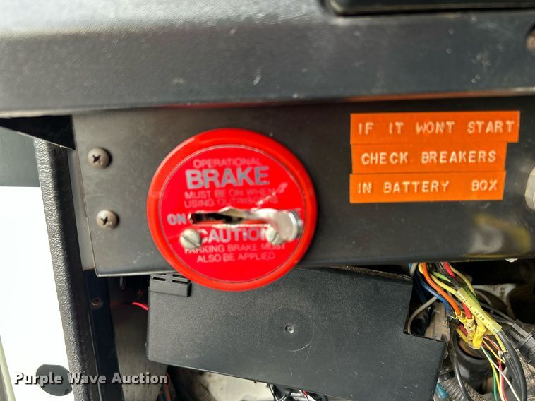 image for item LV9046 1998 International 4900  digger derrick truck