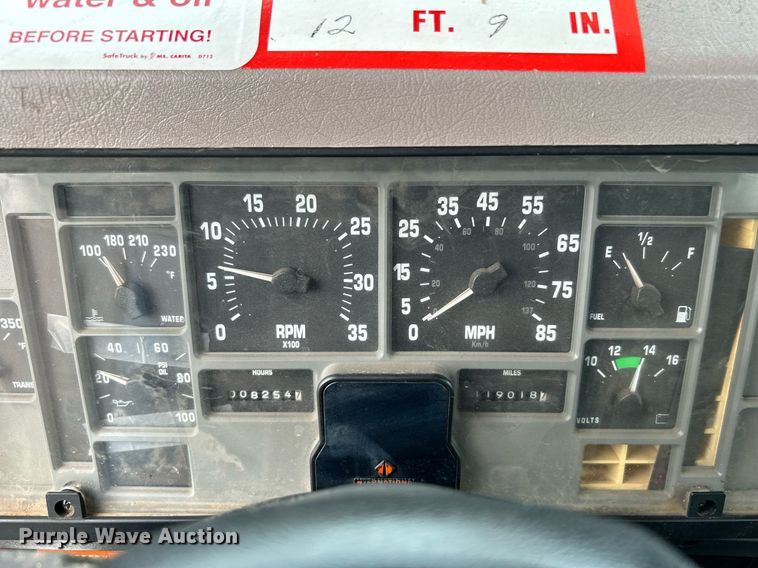 image for item LV9046 1998 International 4900  digger derrick truck