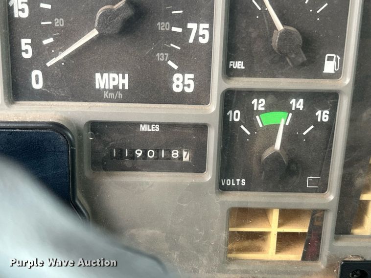 image for item LV9046 1998 International 4900  digger derrick truck