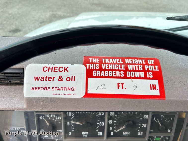 image for item LV9046 1998 International 4900  digger derrick truck