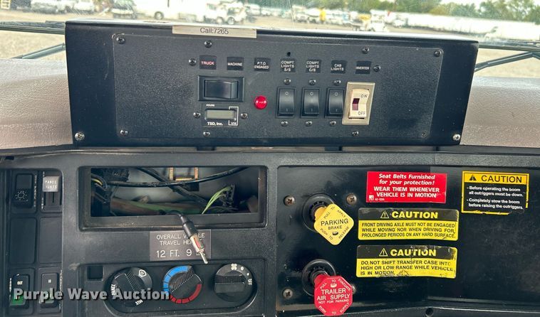 image for item LV9046 1998 International 4900  digger derrick truck