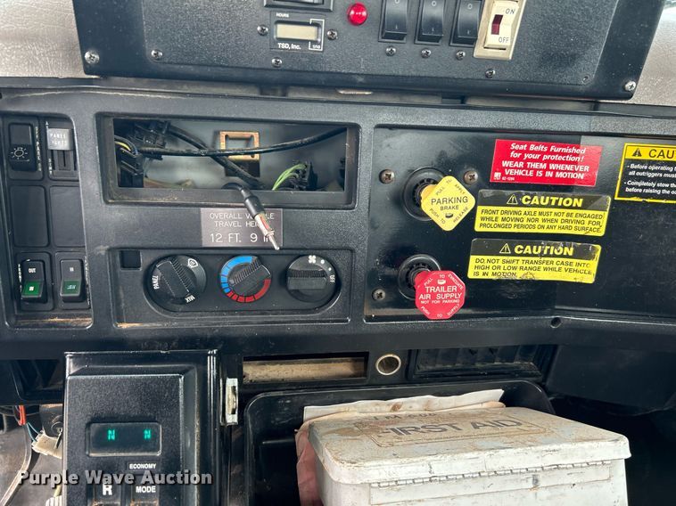 image for item LV9046 1998 International 4900  digger derrick truck