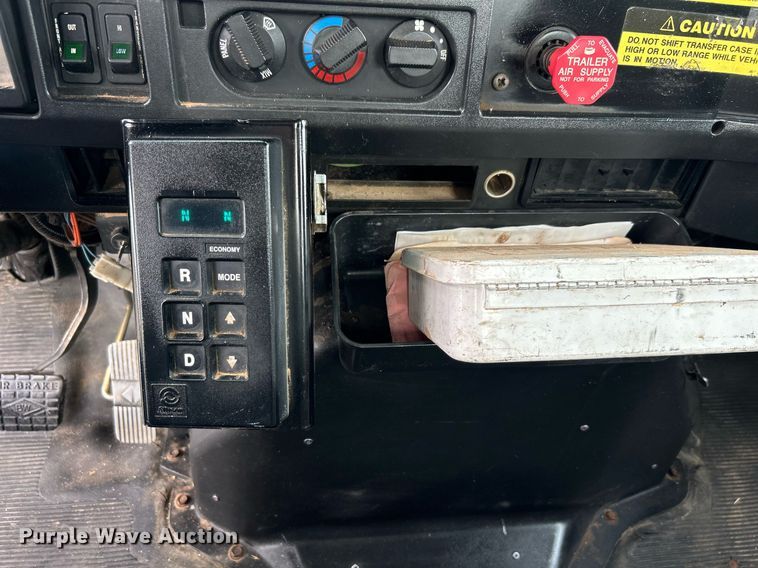 image for item LV9046 1998 International 4900  digger derrick truck