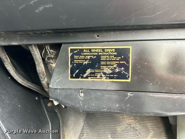 image for item LV9046 1998 International 4900  digger derrick truck