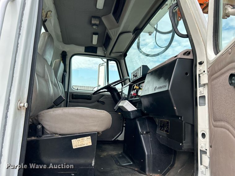 image for item LV9046 1998 International 4900  digger derrick truck