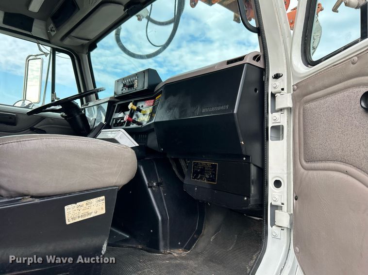 image for item LV9046 1998 International 4900  digger derrick truck