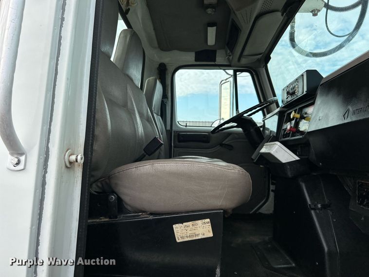 image for item LV9046 1998 International 4900  digger derrick truck