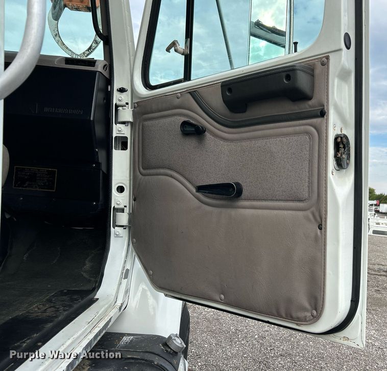 image for item LV9046 1998 International 4900  digger derrick truck