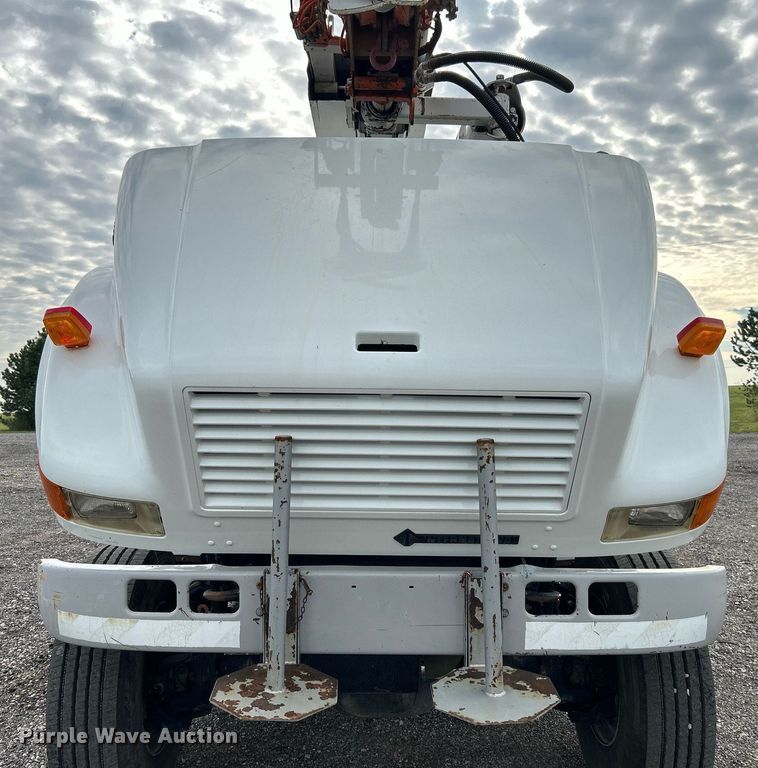 image for item LV9046 1998 International 4900  digger derrick truck