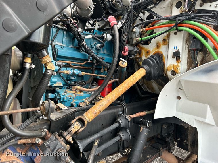 image for item LV9046 1998 International 4900  digger derrick truck