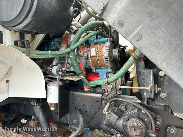 image for item LV9046 1998 International 4900  digger derrick truck