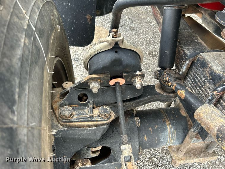 image for item LV9046 1998 International 4900  digger derrick truck