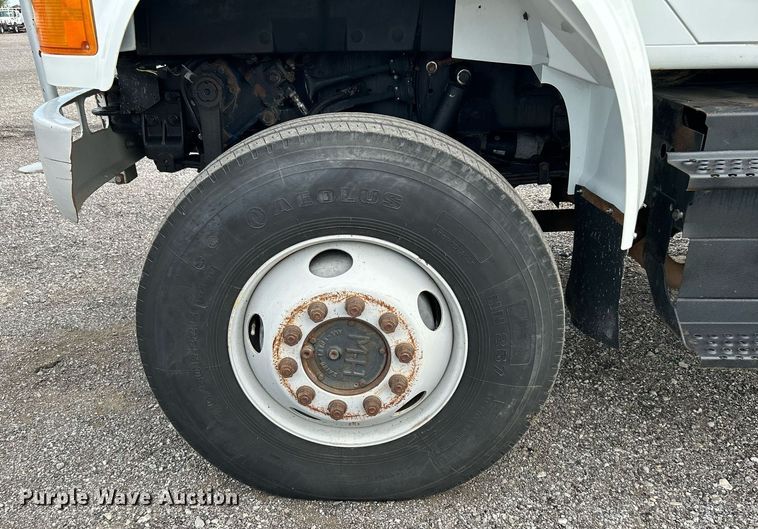 image for item LV9046 1998 International 4900  digger derrick truck