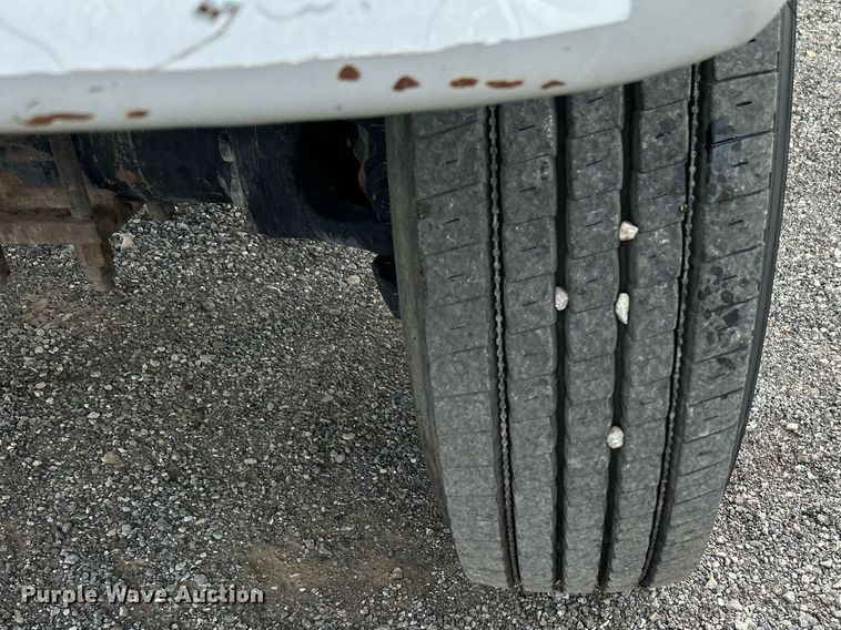 image for item LV9046 1998 International 4900  digger derrick truck