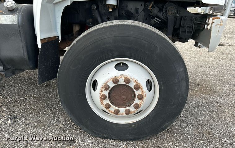 image for item LV9046 1998 International 4900  digger derrick truck