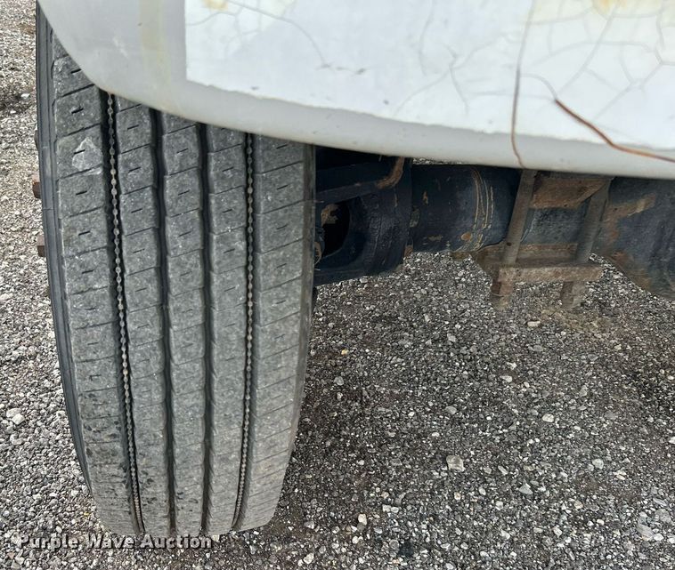 image for item LV9046 1998 International 4900  digger derrick truck